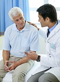 een patiënt met prostatitis op een afspraak met een specialist