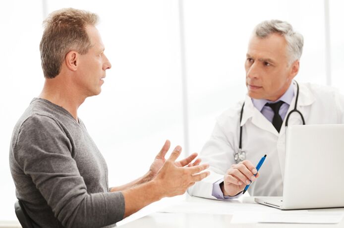 Man met chronische prostatitis bij de dokter
