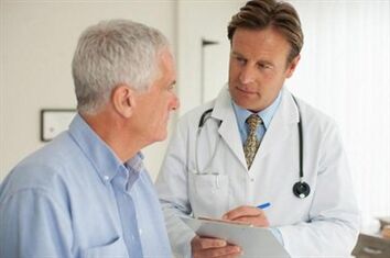 Patiënt met prostatitis tijdens een consultatie bij een uroloog